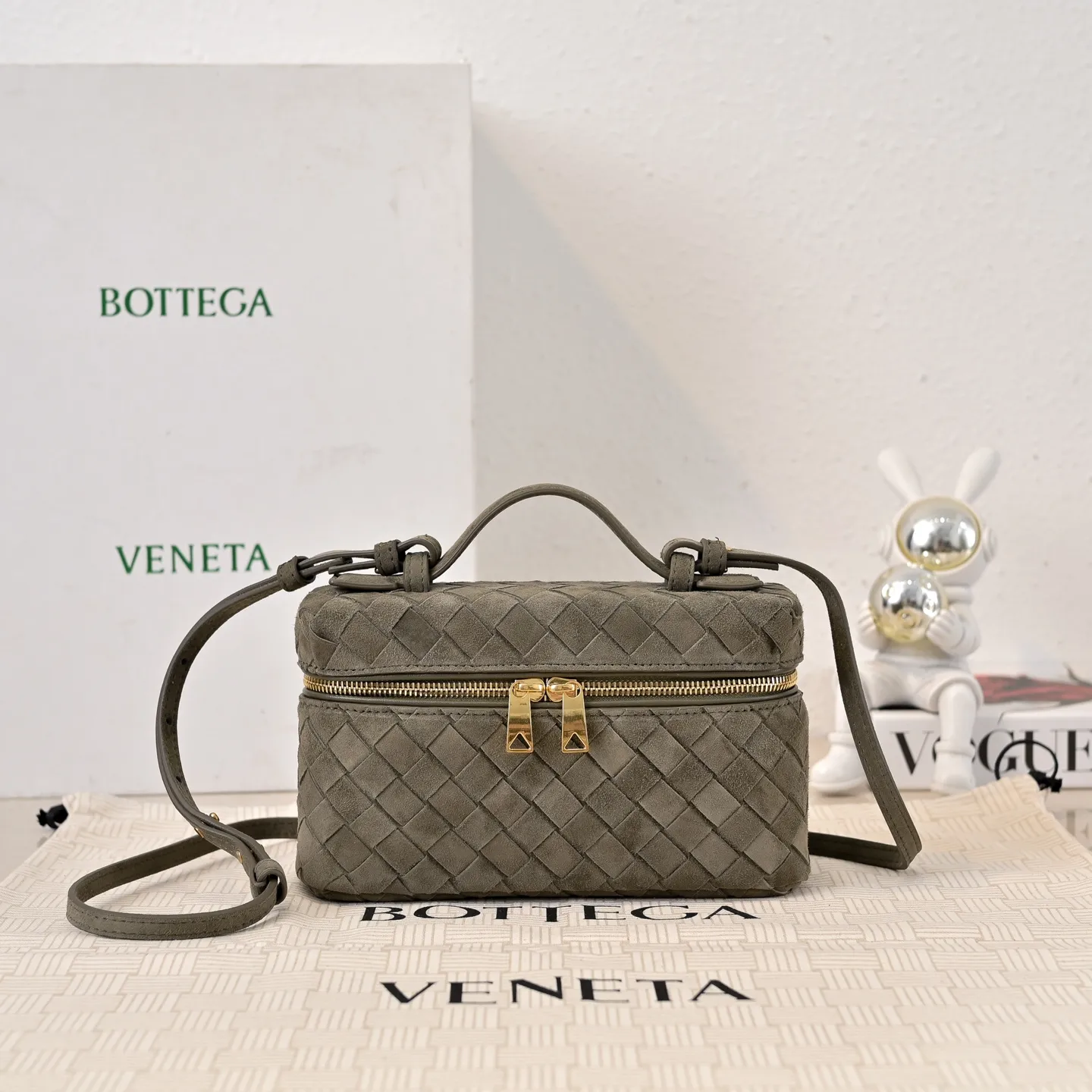 Batch 1360 #BV new Vanity Case suede cosmetic bag 🎈 is a super practical and stylish box cosmetic bag [Fireworks], using the brand's most classic cowhide weaving, with two-way zipper opening and closing, the overall style is retro and elegant, the top handle can be adjusted at will, the hand-held elegant temperament, cross-body casual and casual, unlocking various concave shape scenes 🎬 Model: 9109 Size: 22x12.5x5